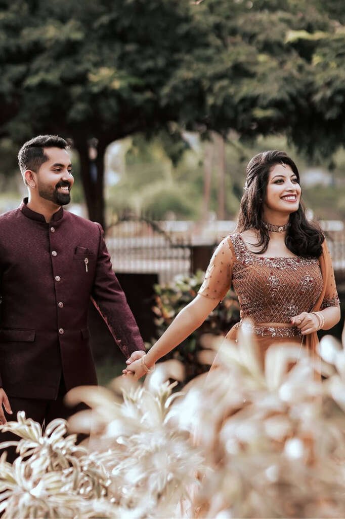 Couple Posing Guide: Natural & Romantic Photo Ideas